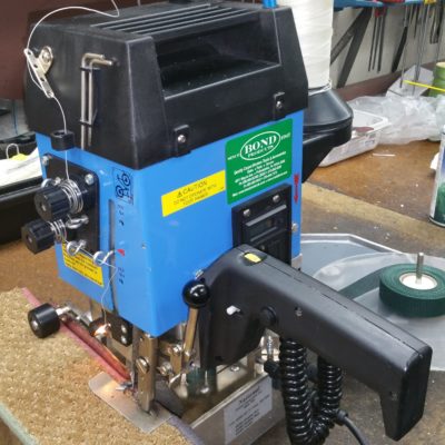 DISPLAY MODEL Bond Alpha Mini- 2000 Portable Serger SER #: 2405102   *stock photo*